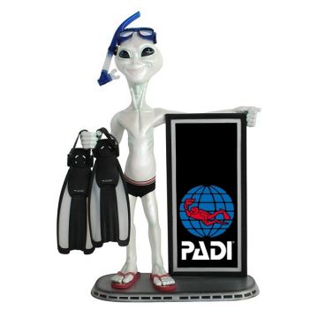 Alien Taucher und Angebotstafel Padi lebensgroß